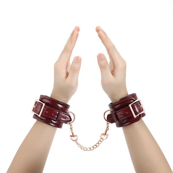 Кожаные наручники Liebe Seele Wine Red Wrist Cuffs, съемная цепочка-крепление SO9452 фото
